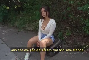 Bạn trai ra ngoài, cô gái bị nhân viên quán lén lút gạ địt