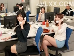 Người đẹp tóc ngắn có khí chất tốt nhất "Mila" có thân hình nhỏ nhắn và ham muốn tình dục mạnh mẽ. Cô ấy mặc đồ lót hở đáy gợi cảm và nâng mông lên để thụt tháo. Nút rung hậu môn được người đàn ông mặc áo sơ mi chơi theo nhiều cách khác nhau và cưỡi nó từ phía sau...