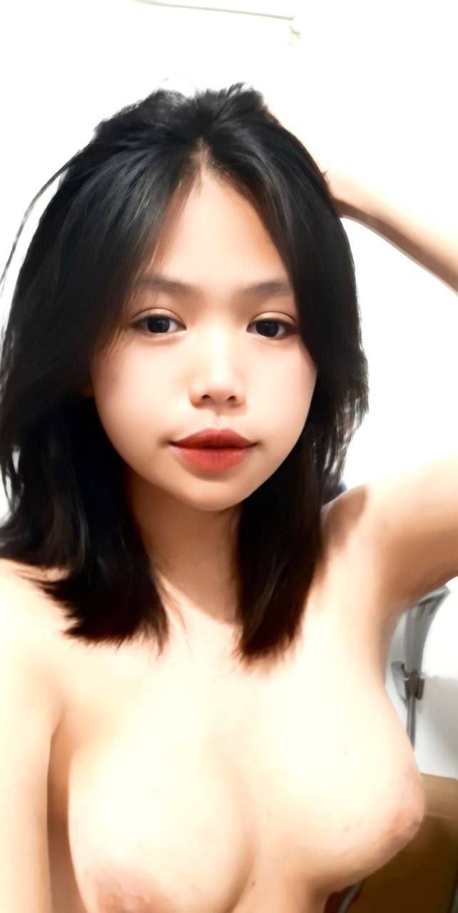 Bà già ngực bự cho phép cậu bé vào (phiên bản đầy đủ)