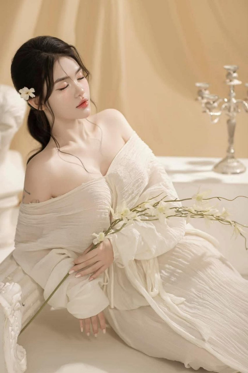 Con đĩ lụa đen uống thuốc tsubaki không nhịn được mà bị kích thích và bị địt từ phía sau